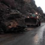 Şırnak'ta dev kaya yola düştü