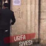 Caminin kapısını tekmeledi! Büyük tepki çekti