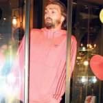Caner Erkin kapıya sıkışınca mekanın arka kapısından &ccedil;ıkış yaptı!