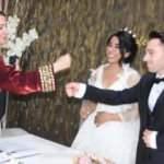 Koronavirüs nedeniyle nikah memuru ile tokalaşmadılar
