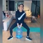 B&uuml;şra Pekin mutfak eşyalarıyla evde yaptığı sporu paylaştı!