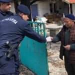 Jandarma, emekli maaşını evine getirdi