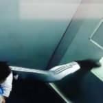 Koronavirüs korkusuyla asansör düğmesine ayağıyla bastı!