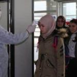 Terminale gelen yolcuların ateşi ölçülüyor