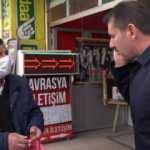 Sokağa çıkan yaşlı vatandaş valiye yakalandı: Güldüren diyalog