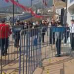 Banka önlerine ‘sosyal mesafe’ bariyerleri