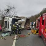 Feci kaza! Tomruk yüklü TIR devrildi: 2 ölü