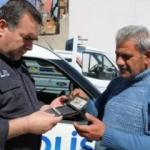 Yolda bulduğu içinde para olan cüzdanı polise teslim etti