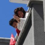 96 yaşında oğluyla koronavirüsü yendi, komşuları alkışla karşıladı