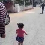 Akılalmaz olay! Evinin önünde küçük bir kız çocuğu buldu
