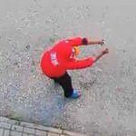 Elinde sigarayla sokağa çıkıp 'ateş yok mu ateş' diye bağırdı!