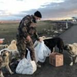 Kumanyalarını köpeklerle paylaşan polislere teşekkür