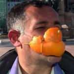 Portakal kabuğundan maske yaptı