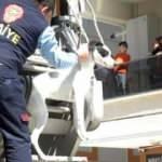 Sokağa çıkma yasağında evde unutulan köpeği itfaiye kurtardı