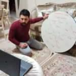 Yer sofrasında online ders anlatıyor