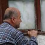 Evden &ccedil;ıkamayan yaşlı adama s&uuml;rpriz ziyaret&ccedil;i