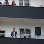 Balkondan sitedeki komşularına konser verdiler