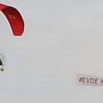 Bursa semalarında paramotorla 'evde kal' mesajı verdi