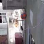 Sokağa çıkma yasağı olan çocuklar pencereden top oynadı