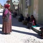 Sosyal mesafe kuralına uyarak sohbet ediyorlar 