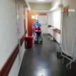 Yeni doğum yapan anne virüsü yendi, alkışlarla uğurlandı