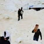 Çığ altında kalan minibüsten 3 ay sonra eşyalarını aldılar!