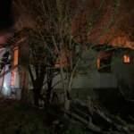 Gediz'de alev alev yanan ev k&uuml;le d&ouml;nd&uuml;