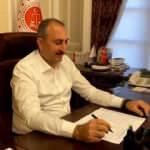 Bakan Gül, yurdunda kaldıkları okulun tadilatını yapan infaz koruma memurlarını kutladı