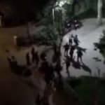Kadıköy'de parkta oturanlarla polis arasındaki tartışma kamerada