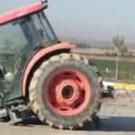 TIR'la çarpışan traktör, ikiye bölündü