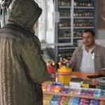 &lsquo;Bir &ccedil;ay s&ouml;yler misin' dedi ve mahallenin bakkal borcunu sıfırladı