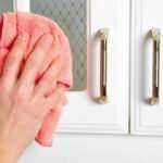 En pratik mutfak dolabı nasıl silinir? Mutfak dolabındaki yağları arındıran yöntemler