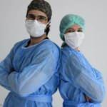 Hemşire çiftten koronavirüs servisindeki doktorlara moral konseri