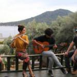 Mahsur kalan turistler, turizm merkezinde hem çalışıp hem tatil yapıyor
