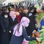 Sosyal mesafe hiçe sayıldı! Pazara akın ettiler