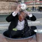 Ünlü sanatçı Taksim’de leğende yıkandı