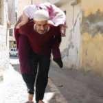 Yok böyle fedakarlık! Annesini sokak sokak sırtında gezdirdi