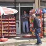 Aniden girdiği bakkaldan tüm mahallenin borcunu ödeyip çıktı