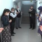 Kuaförde çalışanlar, dua ederek işe başladı