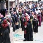 PTT'ye dönüştürülen okul önünde uzun kuyruk