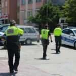Sokağa çıkma yasağına uymayan 2 kardeş, motosikletle 2 polise çarptı