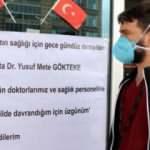 Tartıştığı doktordan pankartla özür diledi