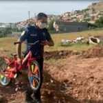 9 yaşındaki çocuk istedi, polis kapısına götürdü