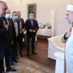 Bayram namazını açık havada ve maskeyle kılınmasına karar verdiler