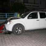 Motosiklet otomobile ok gibi saplandı