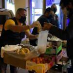 Almanya’da yaşayan Türkler evsizlere yemek dağıttı