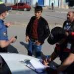 Arabada çekirdek çitlerken polise yakalandılar