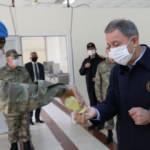 Bakan Akar ve TSK'nin komuta kademesinden sınır hattında bayram
