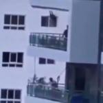 Çocuğu için 8. kattaki balkona salıncak kurdu