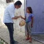 3 &ouml;ğretmen her g&uuml;n bedava pide dağıtıyor